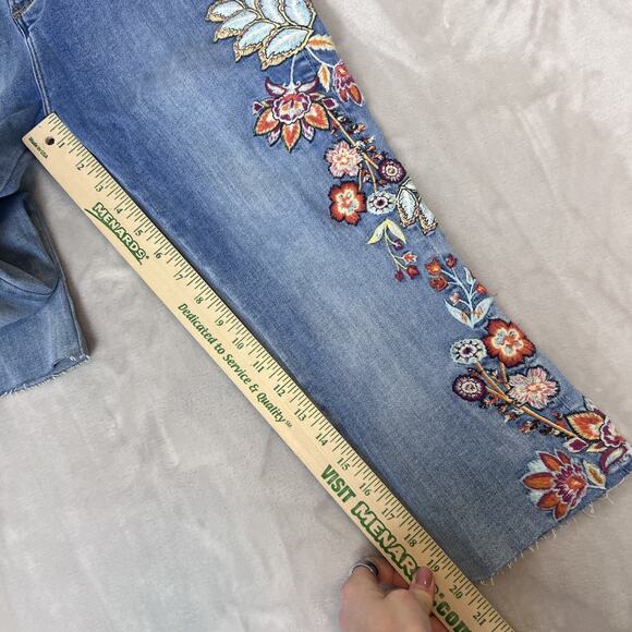 Driftwood Jeans Womens 26 Blue Denim Farrah Capri Flare Floral Boho Stretch - Picture 3 of 11